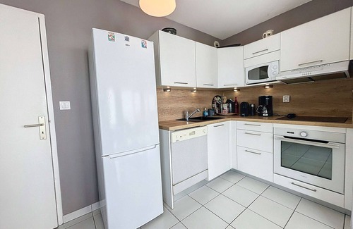 Granville Apartment | Beautiful beachfront apartment with balcony, parking and modern amenities