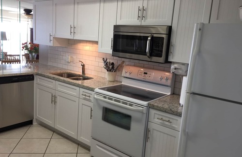Gulf Shores Condo | Beautiful Beachfront Condo Great Value FREE WIFI Heated Pools