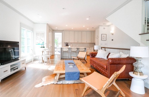 Kessler House | Beautiful Bishop Arts Townhouses: Sleeps up to 16 people!