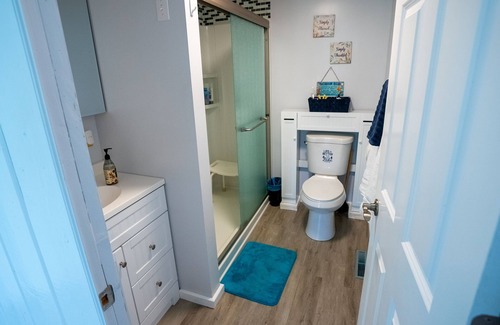 Farwell House | Beautiful Blue Bungalow on The Lake