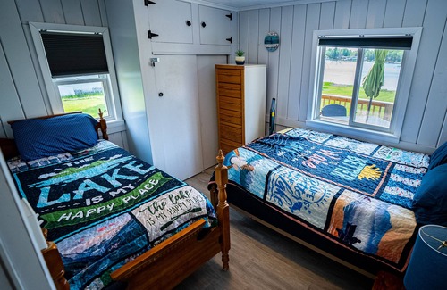 Farwell House | Beautiful Blue Bungalow on The Lake