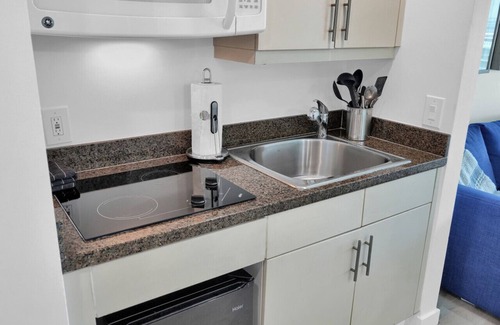 Coconut Grove Condo | Beautiful Blue & Gold Studio with Ocean View