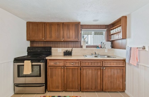 Bayview Boat Rental | Beautiful boat home on Lake Pend Oreille with lake/mountain views & full kitchen