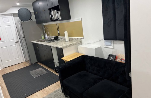 Barrie Condo | Beautiful boutique style room