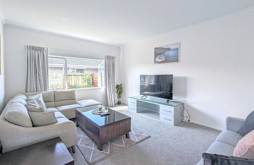 Owhata House | Beautiful Brand New Four-bed home near Redwood