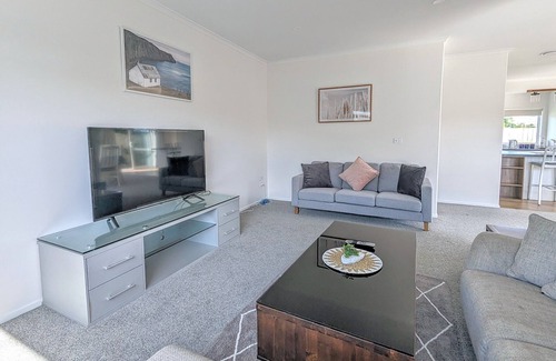 Owhata House | Beautiful Brand New Four-bed home near Redwood