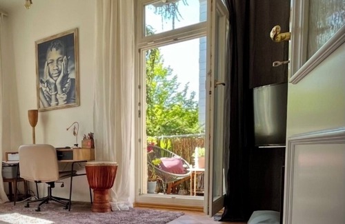 Striesen Apartment | Beautiful Bright Apartment in Blasewitz Right by the Park and Close to the Elbe