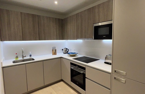 Brondesbury Park Apartment | Beautiful bright flat with balcony, courtyard & gym