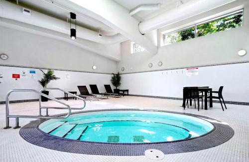 Crosstown Apartment | Beautiful Bright Modern Condo with Water view and AC in DT Vancouver 2BR,3BD,2BT sleeps 6 guests Free parking Netflix Included
