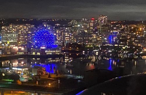 Crosstown Apartment | Beautiful Bright Modern Condo with Water view and AC in DT Vancouver 2BR,3BD,2BT sleeps 6 guests Free parking Netflix Included