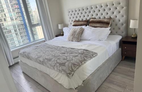 Crosstown Apartment | Beautiful Bright Modern Condo with Water view and AC in DT Vancouver 2BR,3BD,2BT sleeps 6 guests Free parking Netflix Included
