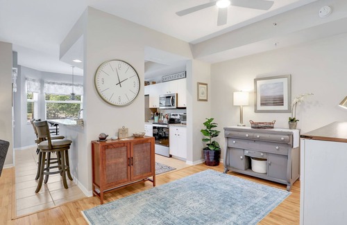 Naples Condo | Beautiful, bright & sunny! Cypress Woods Golf, Pickleball, Tennis & more!