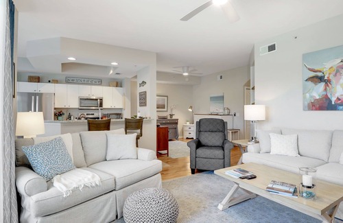 Naples Condo | Beautiful, bright & sunny! Cypress Woods Golf, Pickleball, Tennis & more!