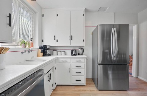 Burbank House | Beautiful Burbank Family Home Close to Everything