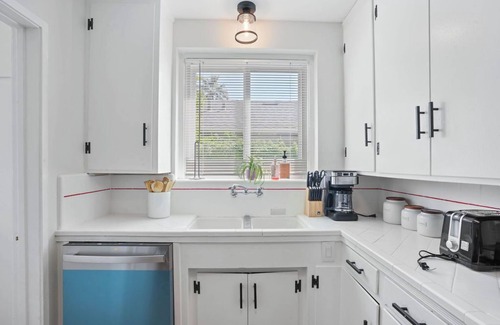 Burbank House | Beautiful Burbank Family Home Close to Everything