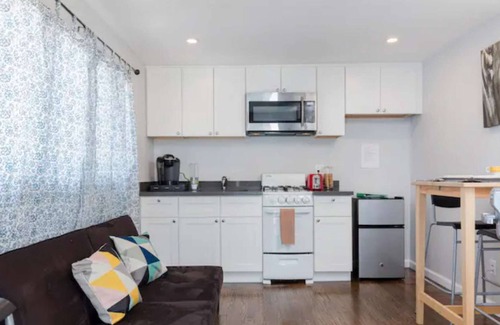 Downtown Apartment | Beautiful Cottage 1 Bedroom/1 Bath/Kitchen