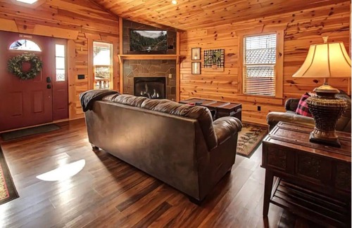 White Oak Lodge Cabin | 💖 Beautiful Cabin ✨1 King Bed 🌞 Private Hot Tub ⛲ Fireplace 🔥 Easy flat road