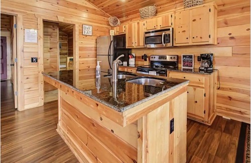 White Oak Lodge Cabin | 💖 Beautiful Cabin ✨1 King Bed 🌞 Private Hot Tub ⛲ Fireplace 🔥 Easy flat road