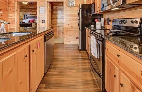 White Oak Lodge Cabin | 💖 Beautiful Cabin ✨1 King Bed 🌞 Private Hot Tub ⛲ Fireplace 🔥 Easy flat road