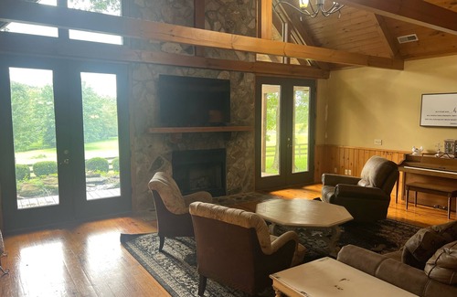 Shelbyville House | Beautiful Cabin retreat on the outskirts of town