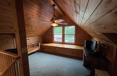 Shelbyville House | Beautiful Cabin retreat on the outskirts of town