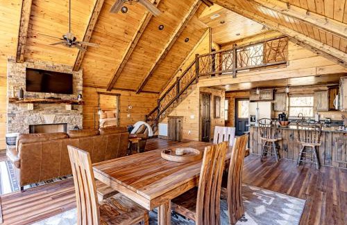Topton House | Beautiful Cabin with Lofted Space and Deck in Topton, North Carolina