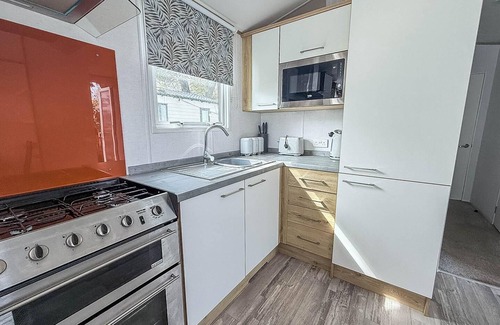 Corton House | Beautiful caravan with decking at Azure Seas in Suffolk, sleeps 6 ref 32004AZ