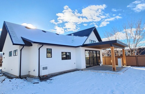 South Pandosy House | Beautiful Carriage House by the Kelowna hospital and College
