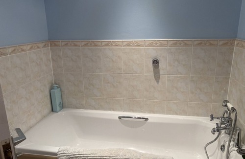 Bognor Regis Apartment | Beautiful central studio flat in town with sea views & parking. Pet friendly.