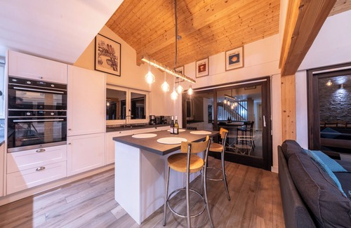 Les Carroz-d'Araches Ski Chalet | Beautiful chalet - great location close to piste, gondola and town - hot tub