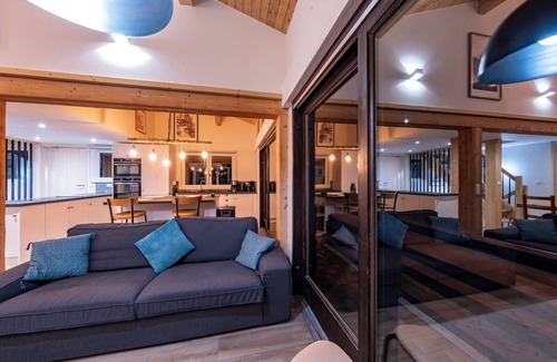 Les Carroz-d'Araches Ski Chalet | Beautiful chalet - great location close to piste, gondola and town - hot tub