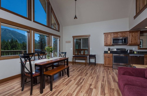 West Glacier Ski Chalet | Beautiful Chalet With Mountain Views located 1 mile from Glacier National Park