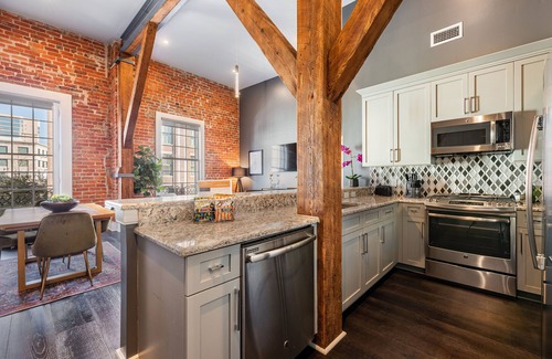 Central Business District Apartment | 💜Beautiful City-Getaway, 2Bed/2Bath with Queen Sleeper+Balcony - The Iris