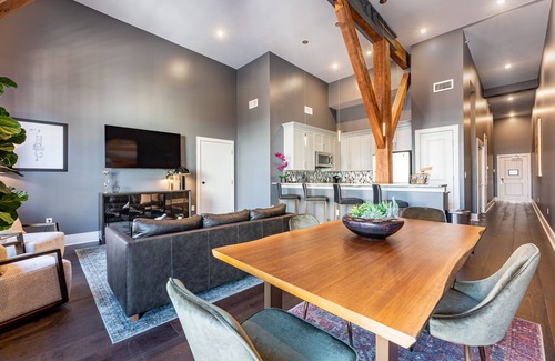 Central Business District Apartment | 💜Beautiful City-Getaway, 2Bed/2Bath with Queen Sleeper+Balcony - The Iris