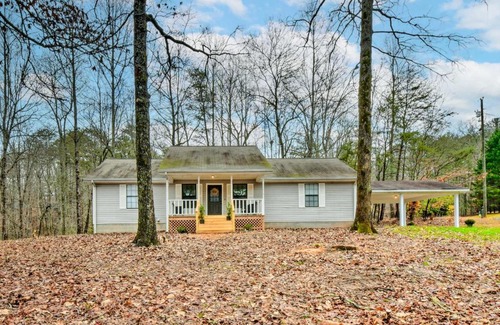Clarkesville House | Beautiful Clarkesville Home about 8 Mi to Helen!