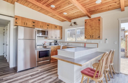 Manzanita House | Beautiful Classic Beachfront Three-Bedroom Near Manzanita Golf Course!
