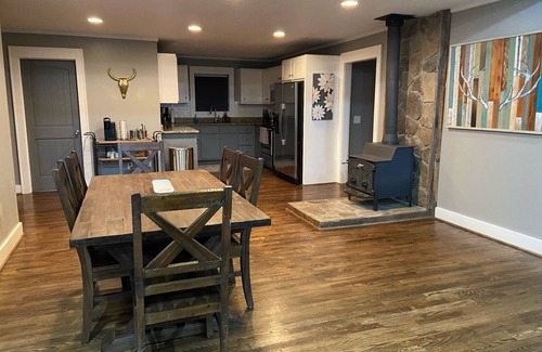 Clayton House | Beautiful Clayton Creekside Home Near Lake Burton, Waterfall Club, Hiking!