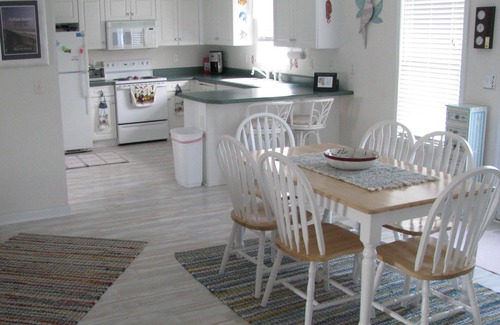 Surf City House | Beautiful, clean "Topsail" Author Home, 1½ Blocks to Beach, Fenced Yard for Pets