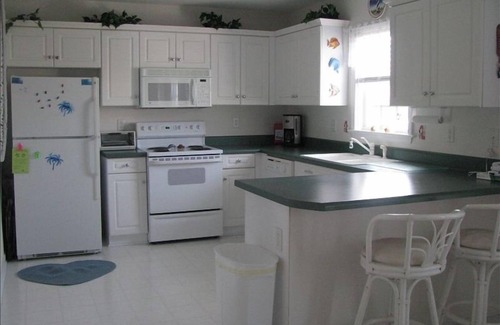 Surf City House | Beautiful, clean "Topsail" Author Home, 1½ Blocks to Beach, Fenced Yard for Pets