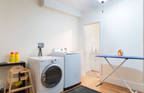 Ipswich House | Beautiful Colonial Home ,Close to train and Beach / Sleeps 10