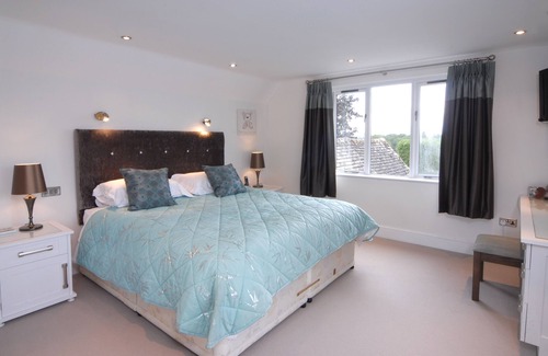 Bourton House | Beautiful, comfortable and spacious accommodation in The Heart of The Cotswolds