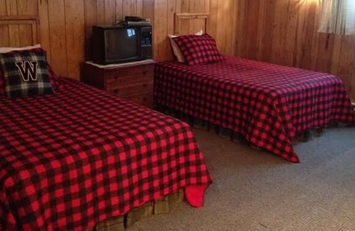 Stambaugh Ski Chalet | Beautiful, Comfy, Rustic Ski Chalet Steps From Ski Brule Mountain - LEFT side