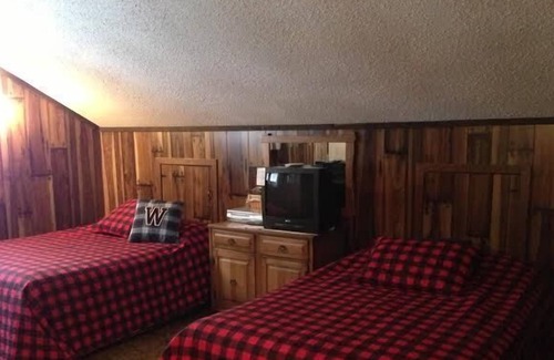 Stambaugh Ski Chalet | Beautiful, Comfy, Rustic Ski Chalet Steps From Ski Brule Mountain - RIGHT Side