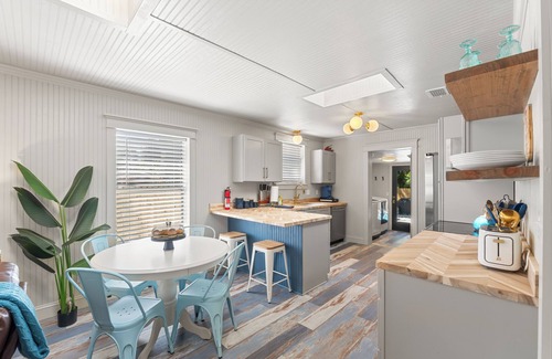 South Pensacola House | Beautiful completely remodeled pool home just minutes from downtown Pensacola