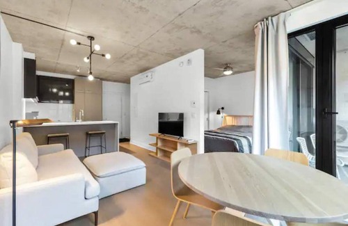 Cite Multimedia Apartment | Beautiful Condo in Griffintown