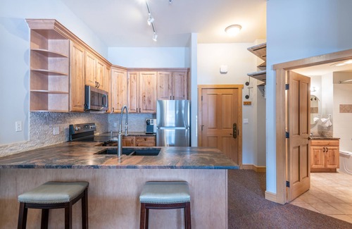 East Village at Copper Condo | Beautiful condo, just steps from Super Bee, Vaulted Ceilings! Free WiFi