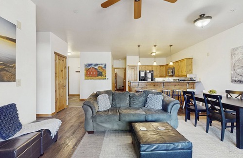 Truckee Condo | Beautiful condo w/deck, close to town & skiing
