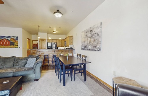 Truckee Condo | Beautiful condo w/deck, close to town & skiing