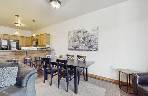 Truckee Condo | Beautiful condo w/deck, close to town & skiing