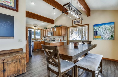 Timberline House | Beautiful contemporary home offers comfort and convenience in EVERY season.